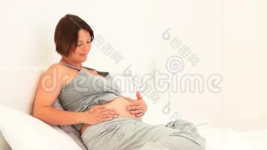 孕妇摸着肚子